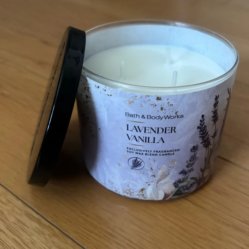 Bath & Body Works 3 Wick Candle Lavender & Vanilla